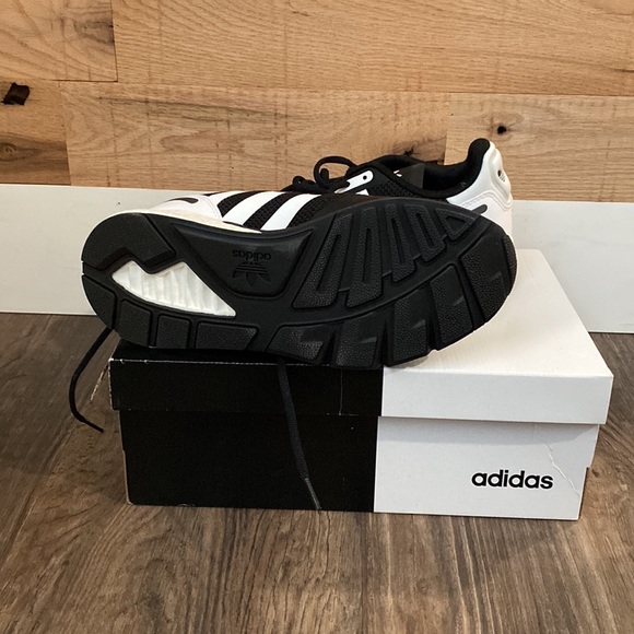 Adidas sneaker, black and white - Picture 3 of 3